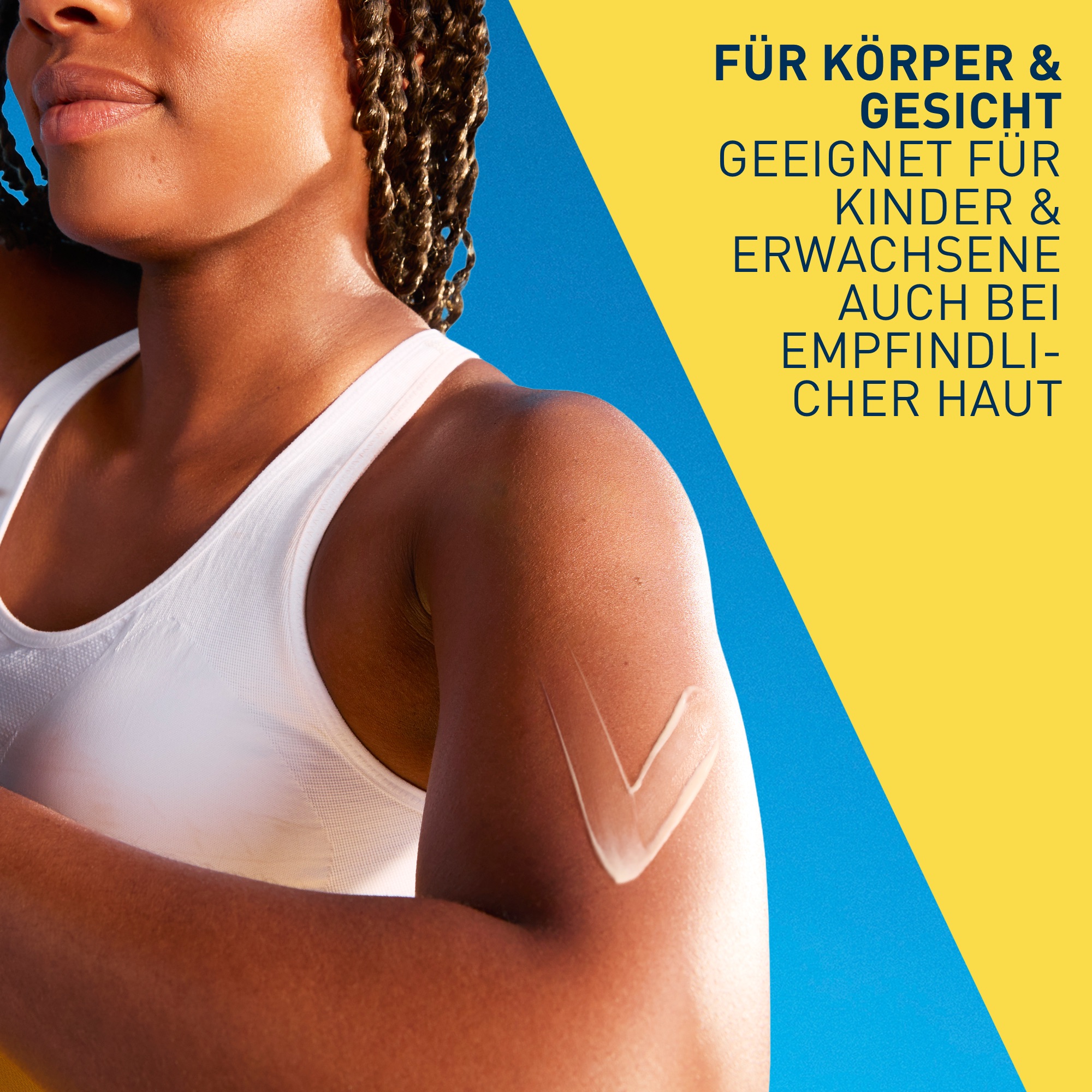 Frau trägt Sonnenschutz auf Arm auf. Für Körper & Gesicht. Geeignet für Kinder & Erwachsene, auch bei empfindlicher Haut. Blauer Hintergrund.